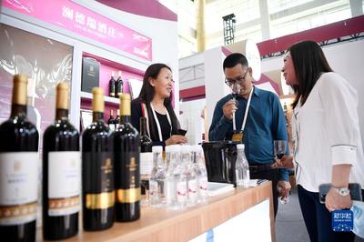 首屆中國(guó)(寧夏)國(guó)際葡萄酒文化旅游博覽會(huì)開幕